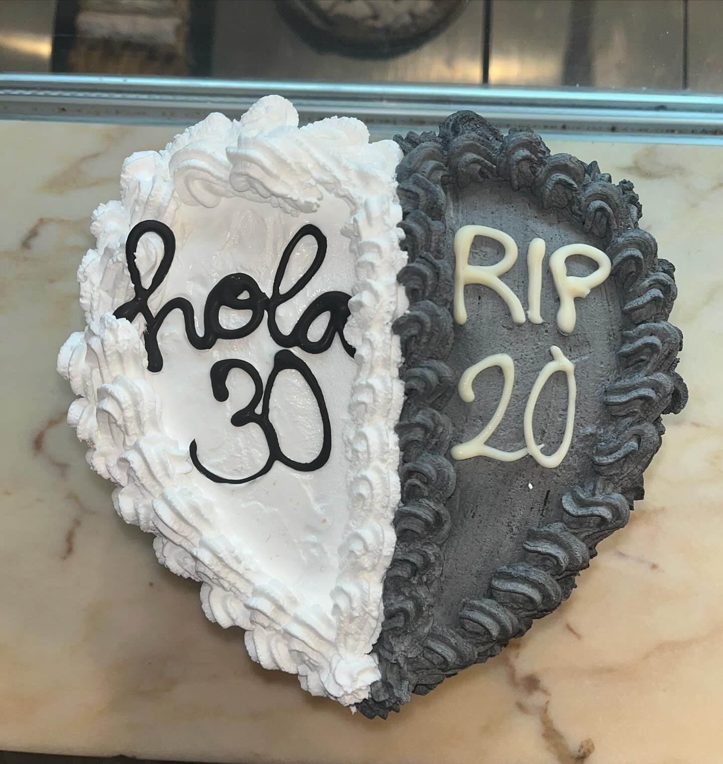 Un pastel en forma de corazón que dice hola 30 rip 20