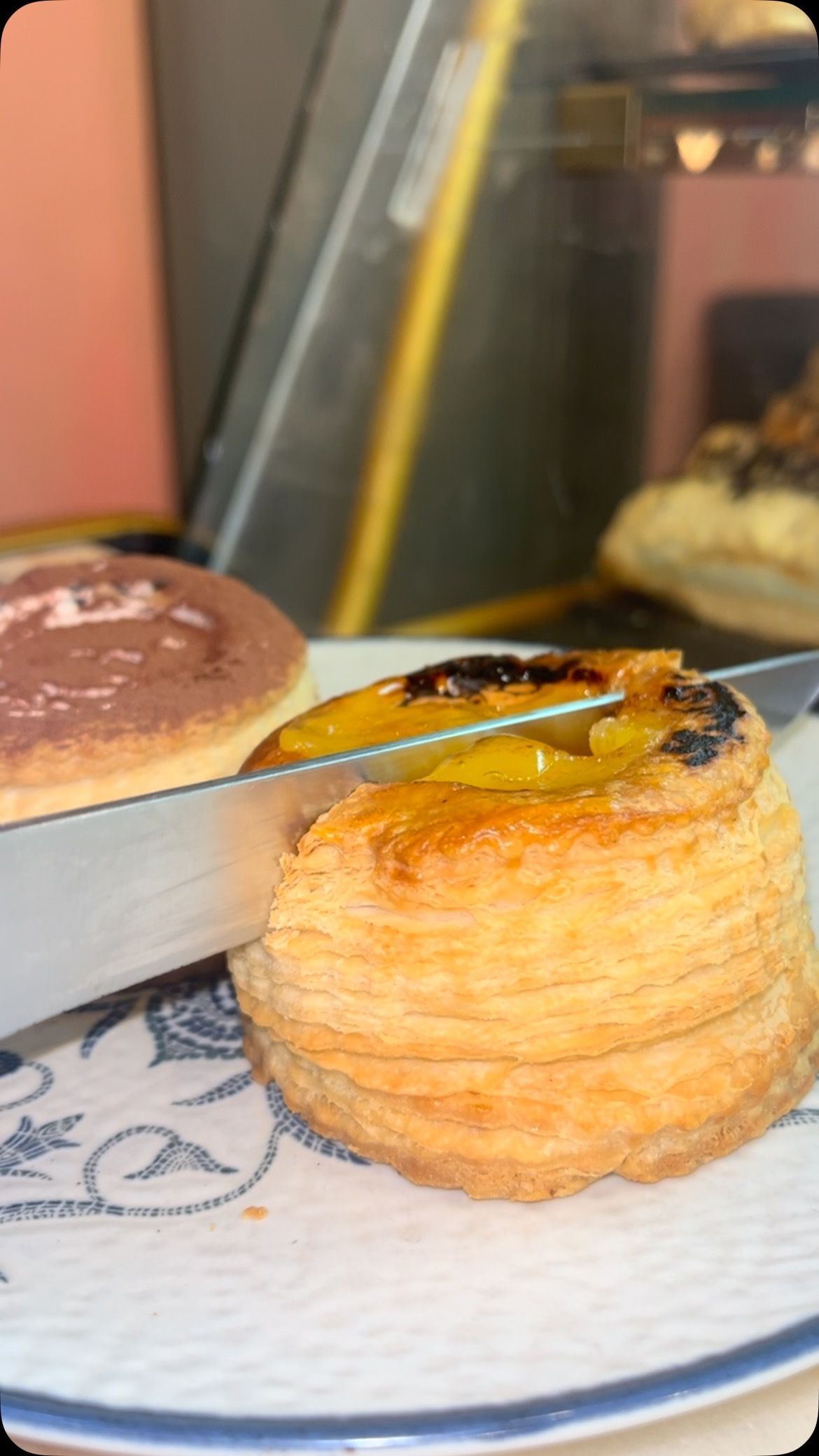 Un primer plano de un pastel en un plato.