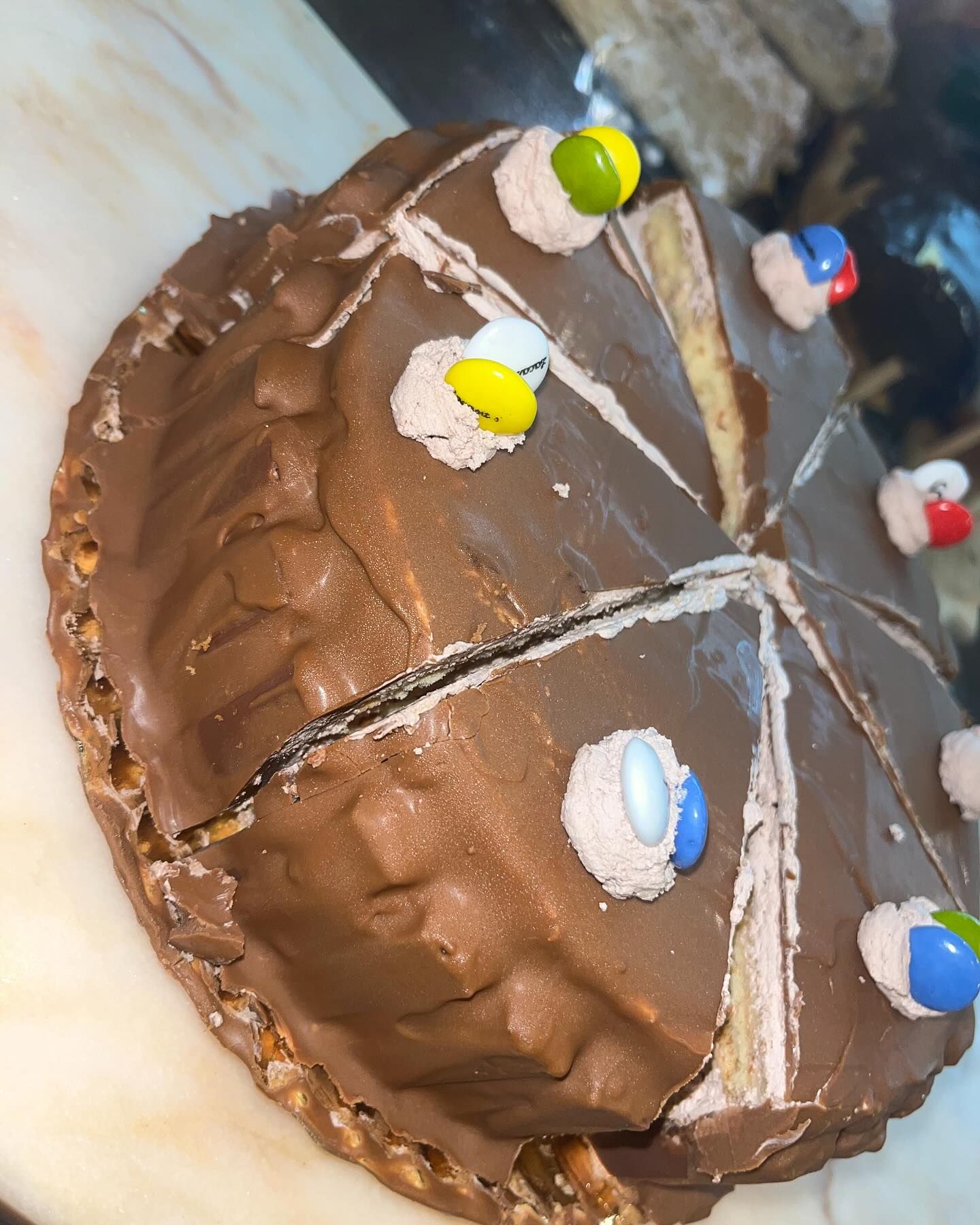 Un pastel de chocolate al que le faltan algunas rebanadas