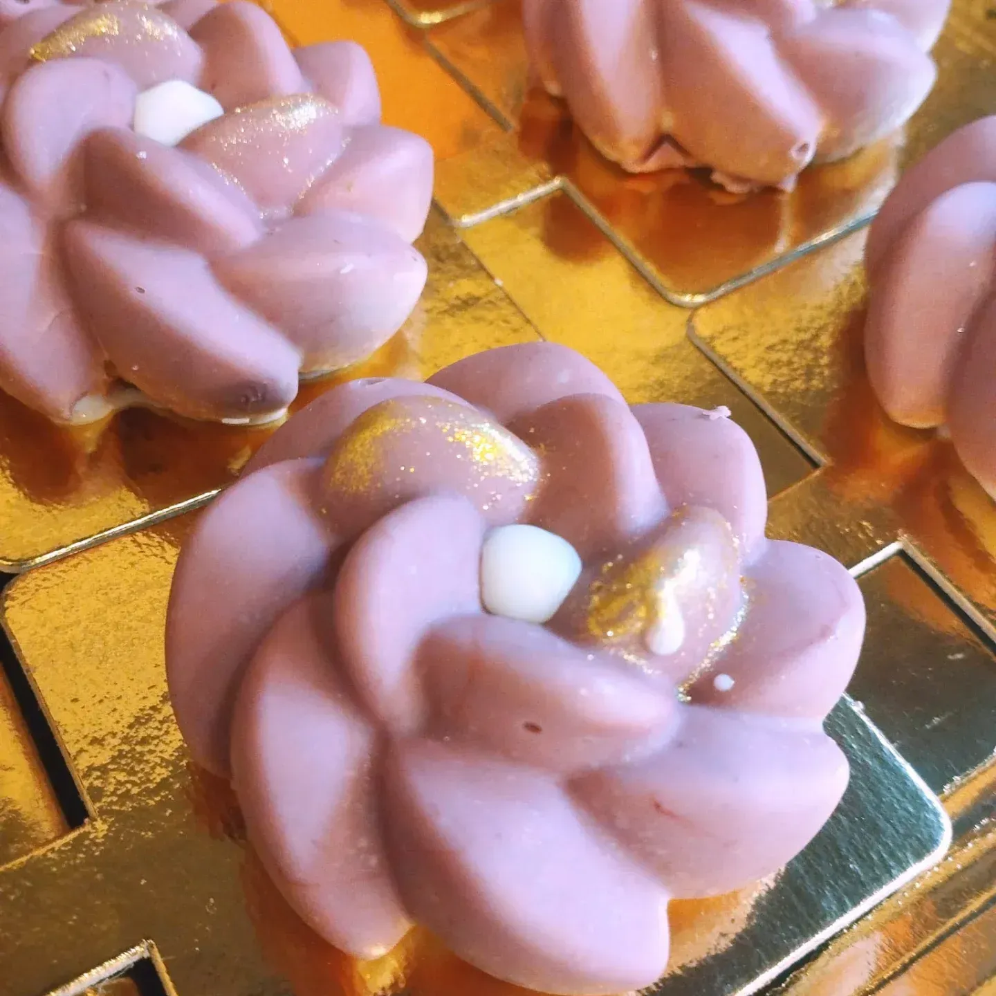 Un primer plano de un postre con forma de flor morada.