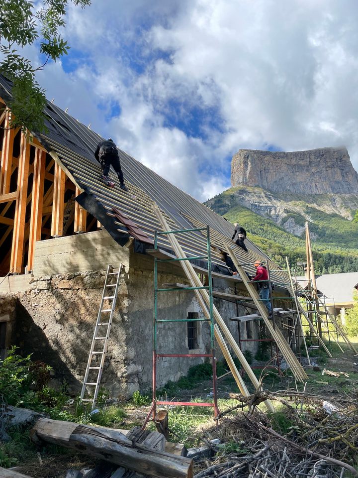 Des couvreurs sur une toiture en rénovation