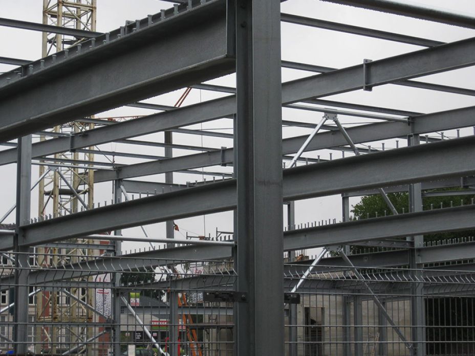 Ein im Bau befindliches Gebäude mit einem Kran im Hintergrund