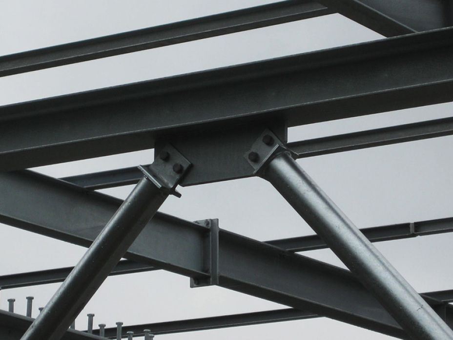 Eine Nahaufnahme einer Metallstruktur mit weißem Hintergrund