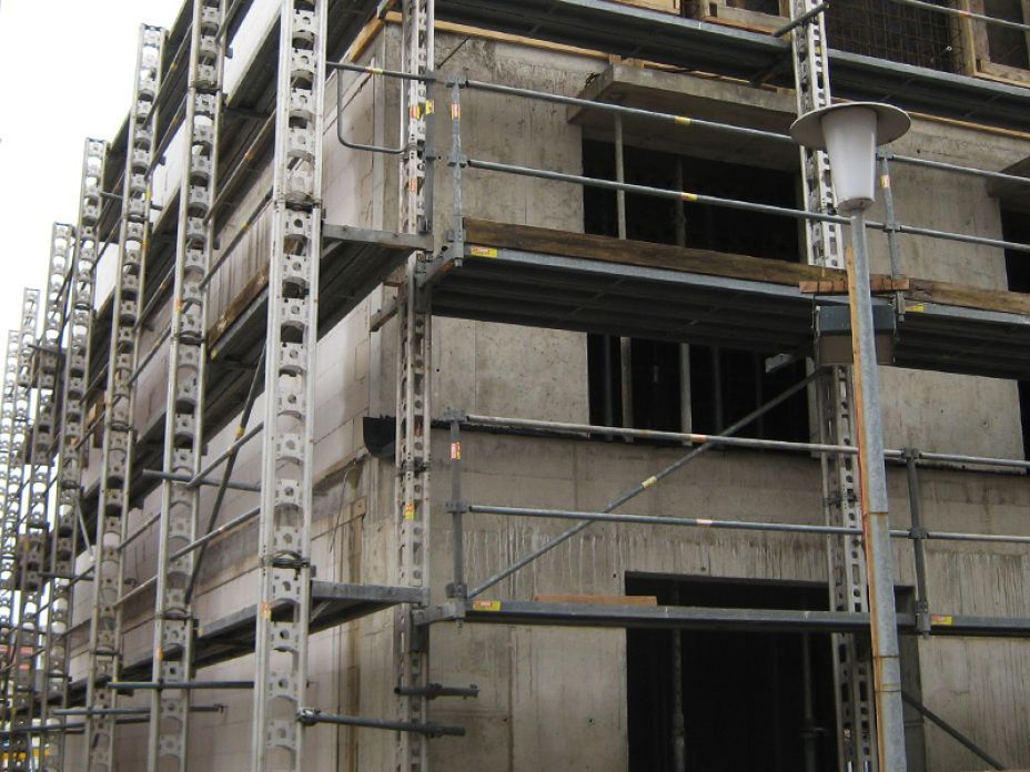 Ein Gebäude im Bau mit Gerüst an der Seite