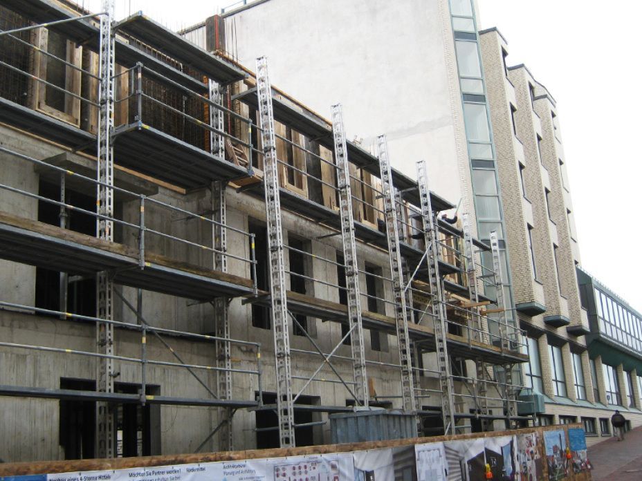 Ein Gebäude im Bau mit Gerüst an der Seite