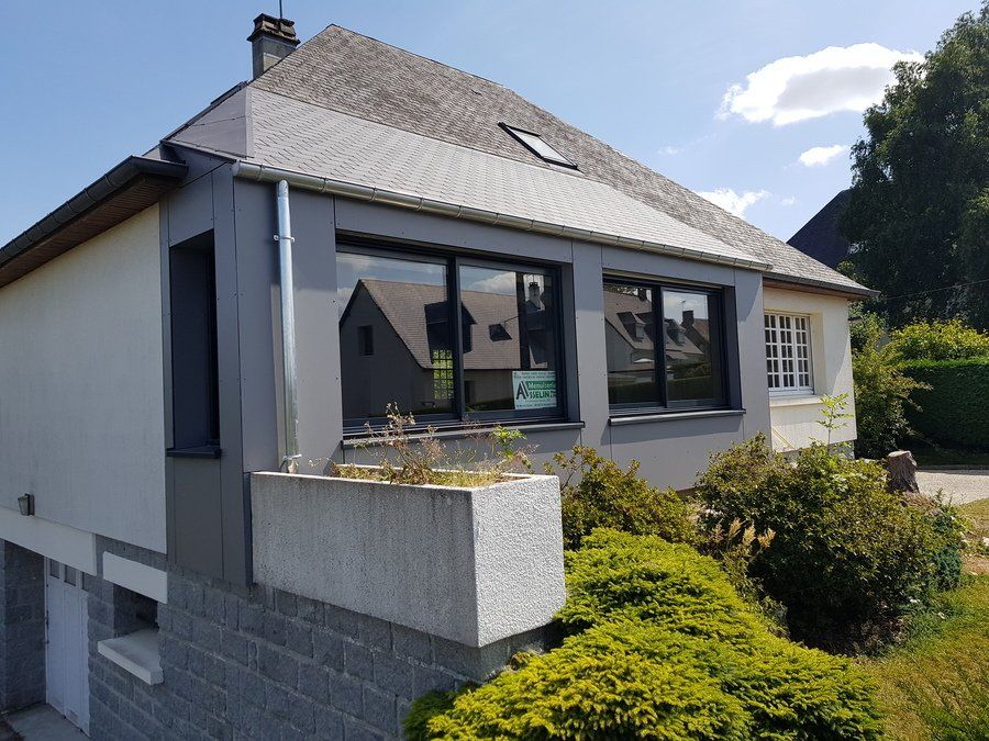 Fenêtres coulissantes en aluminium sur une maison neuve