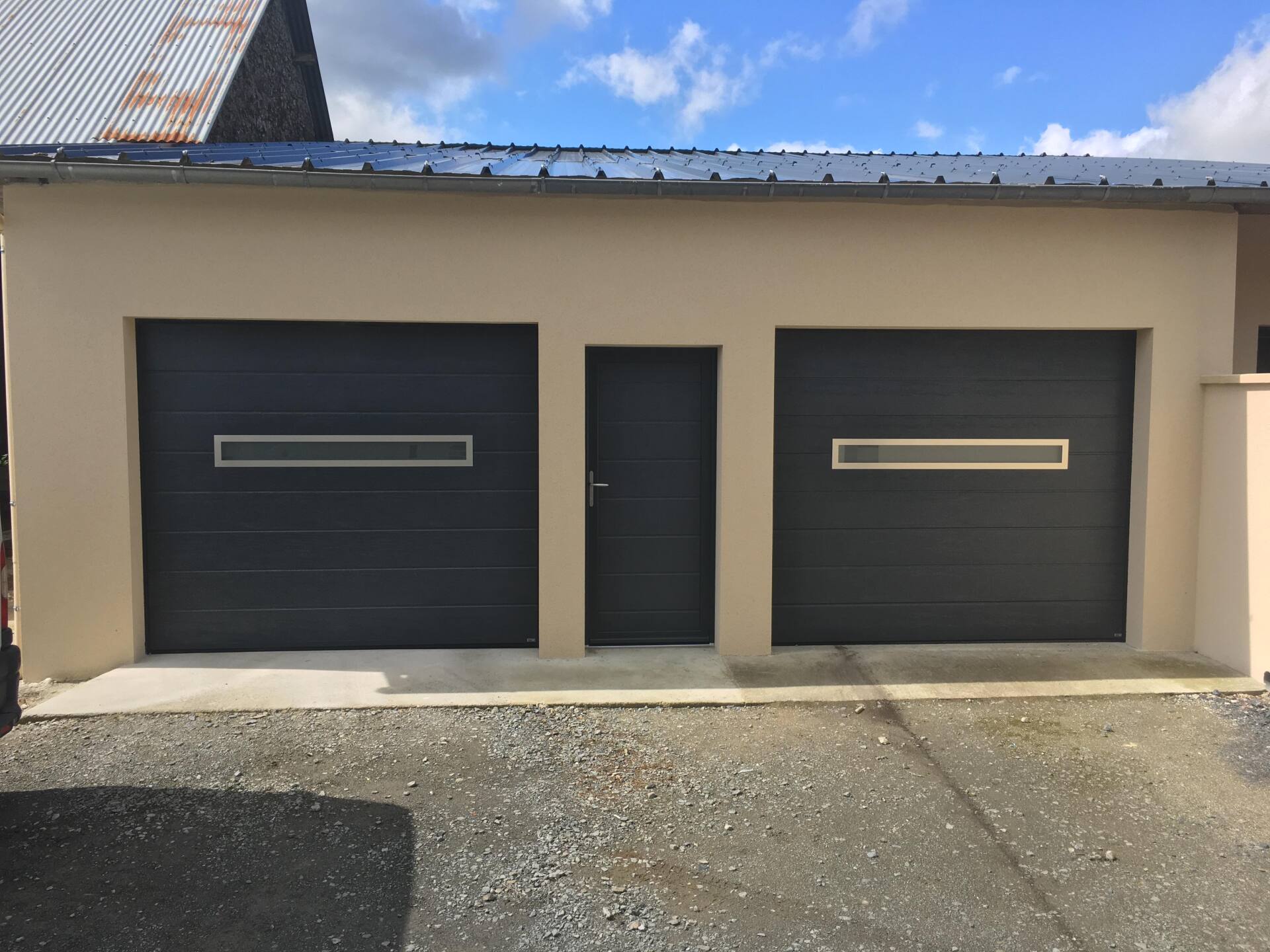 Deux portes de garage sectionnelles grises