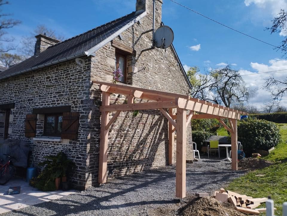 Appenti Douglas en bois sur le côté d'une maison en pierre