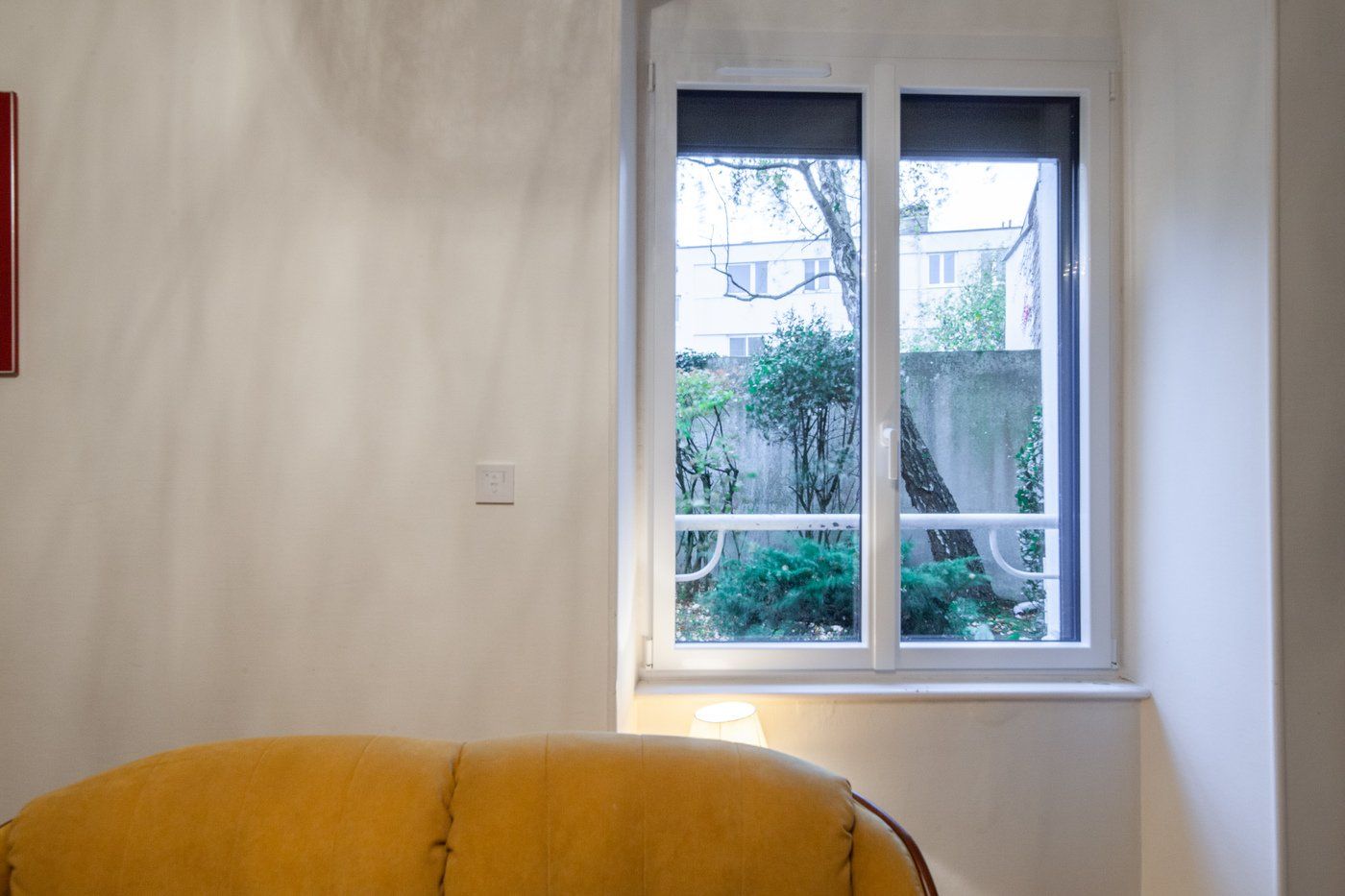 Fenêtre blanche neuve vue de l'intérieur