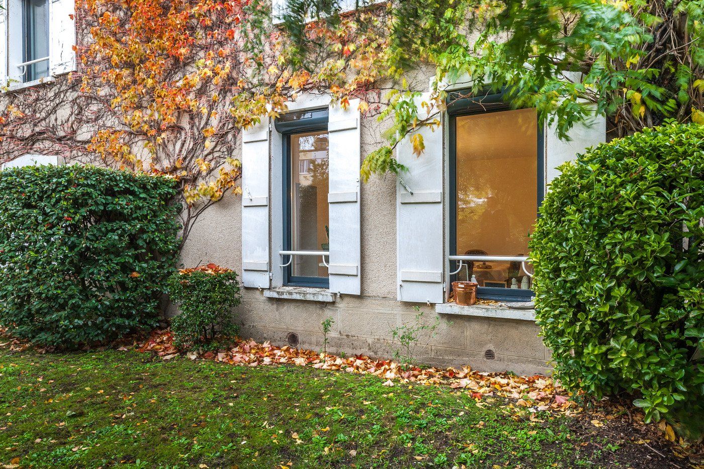 Stores solaires gris fermés