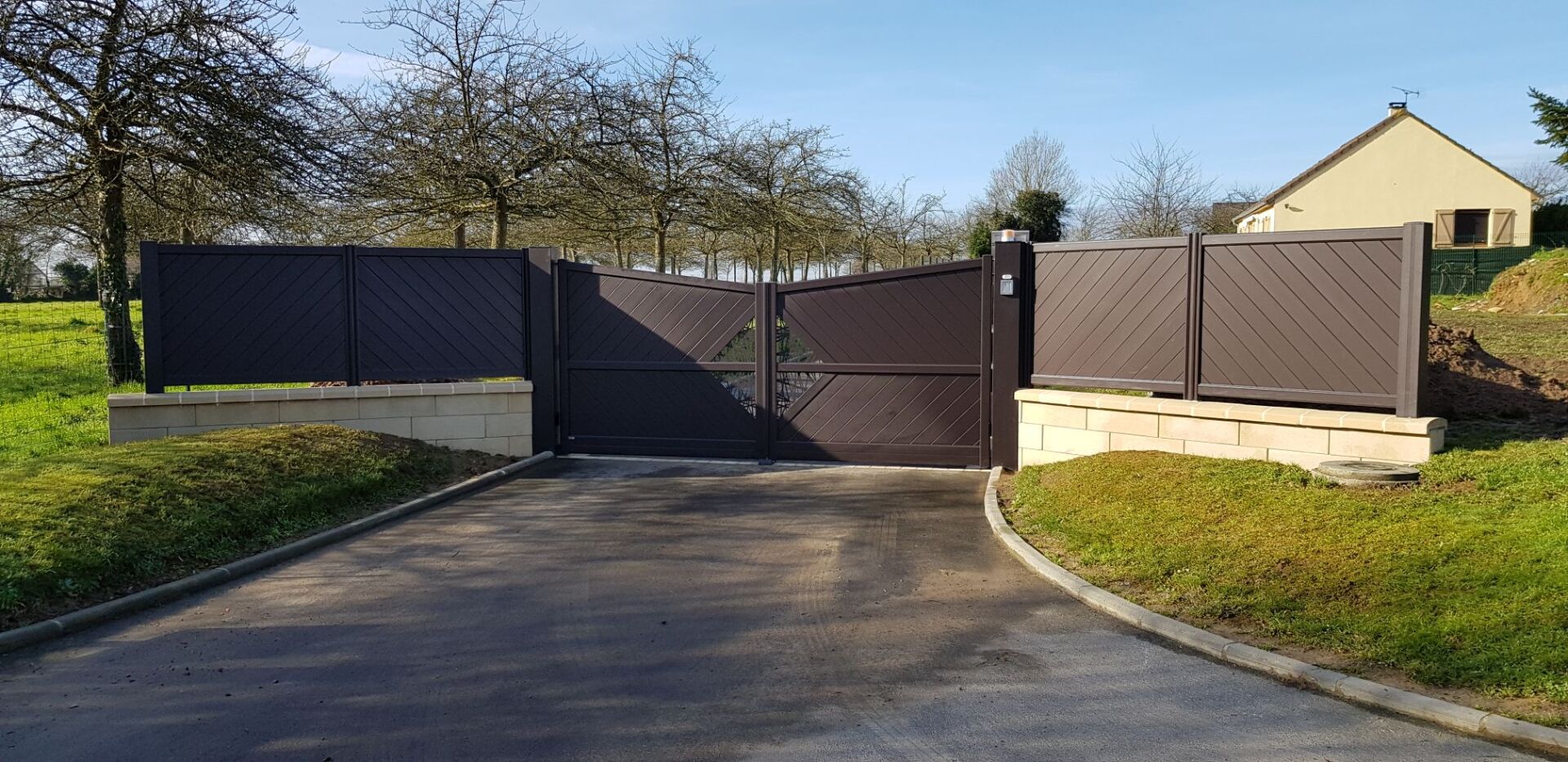 Portail noir neuf avec clôtures