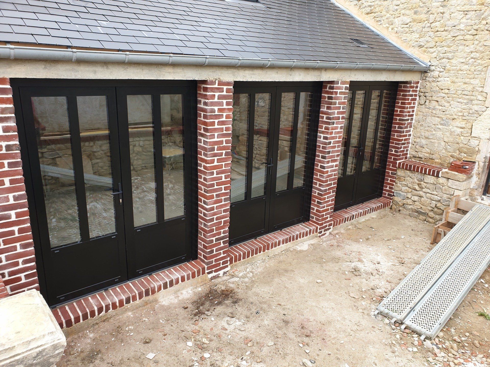 Portes fenêtres noires neuves