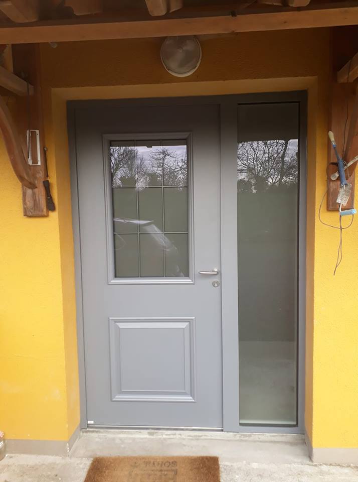Porte grise en aluminium avec fenêtre latérale