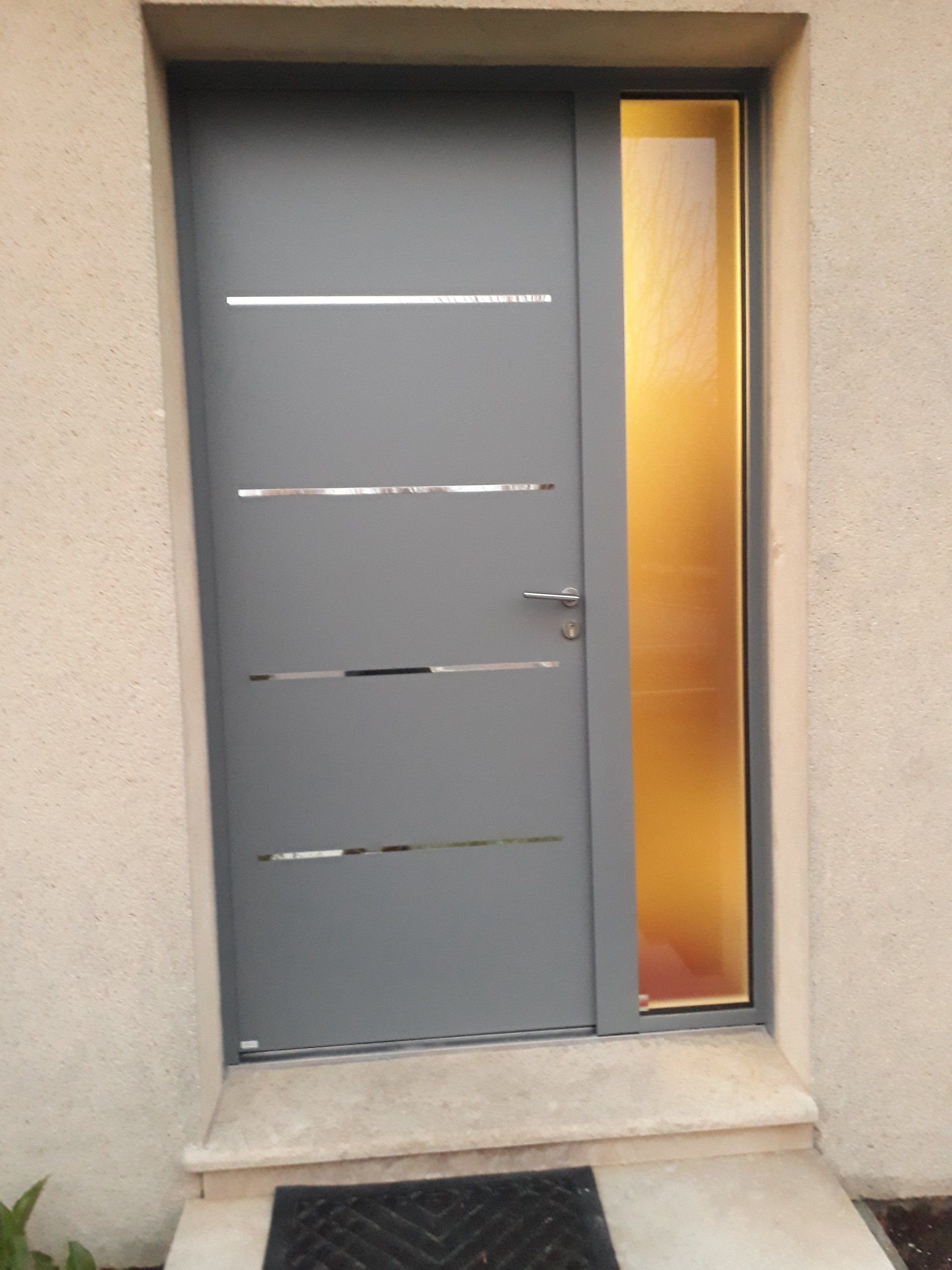 Porte d'entrée grise en aluminium