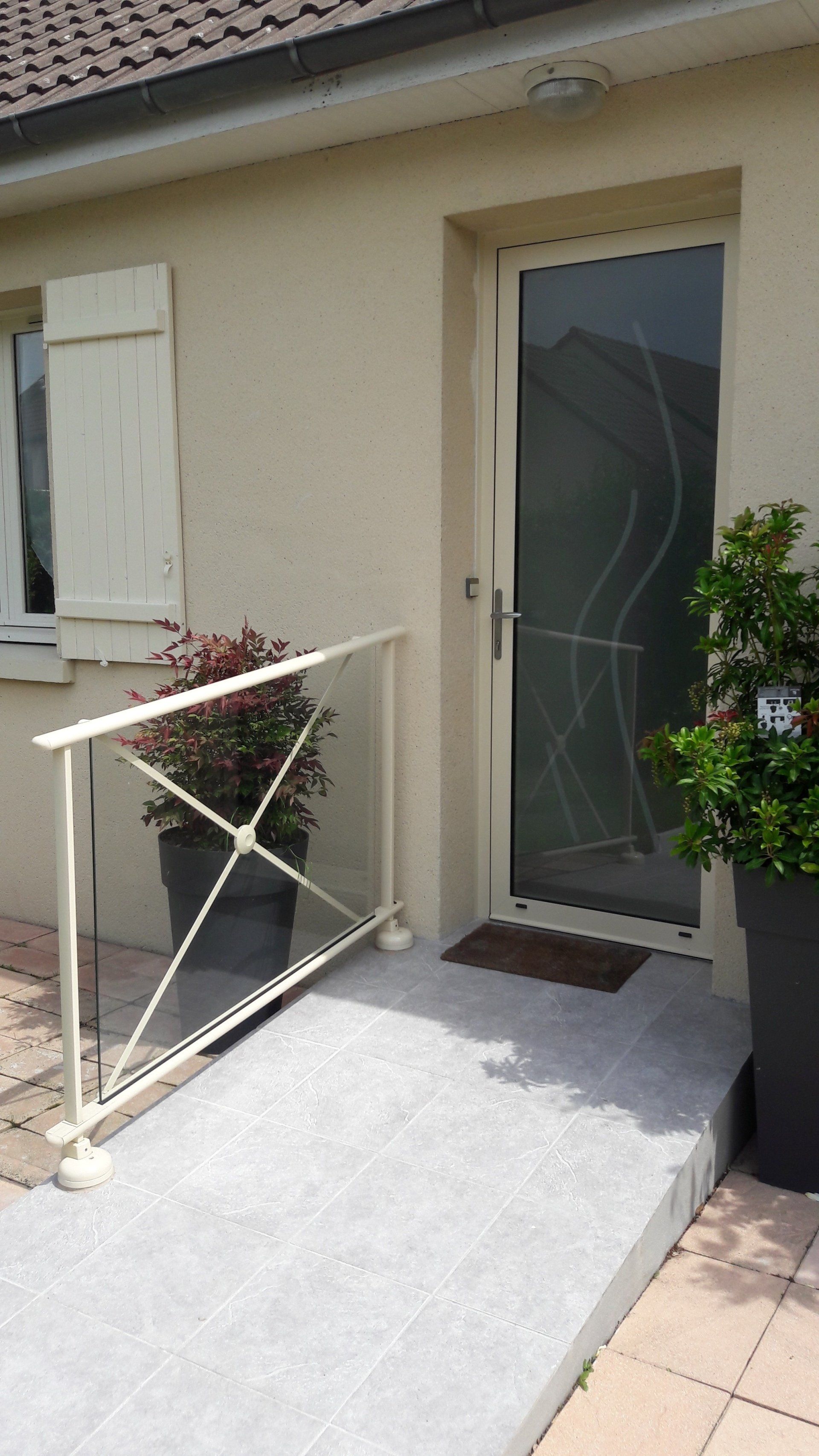 Porte d'entrée avec garde-corps