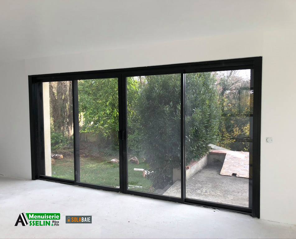 Grande baie vitrée noire