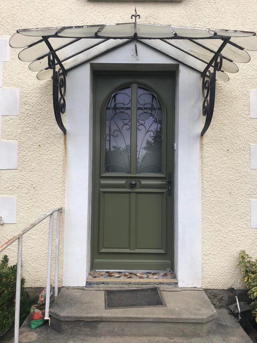 Porte d'entrée en bois verte