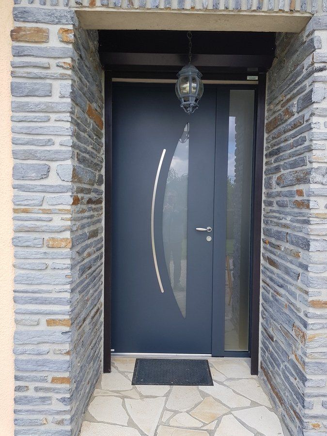 Porte d'entrée en aluminium avec vitres et poignée circulaires