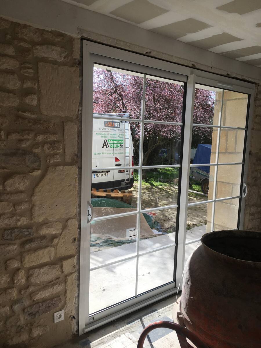 Fenêtre coulissante blanche vue de l'intérieur