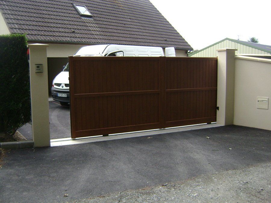 Grand portail coulissant marron