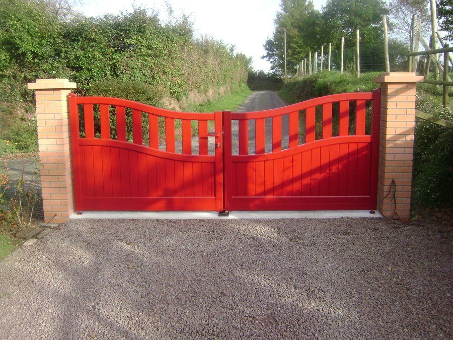 Portail rouge battant