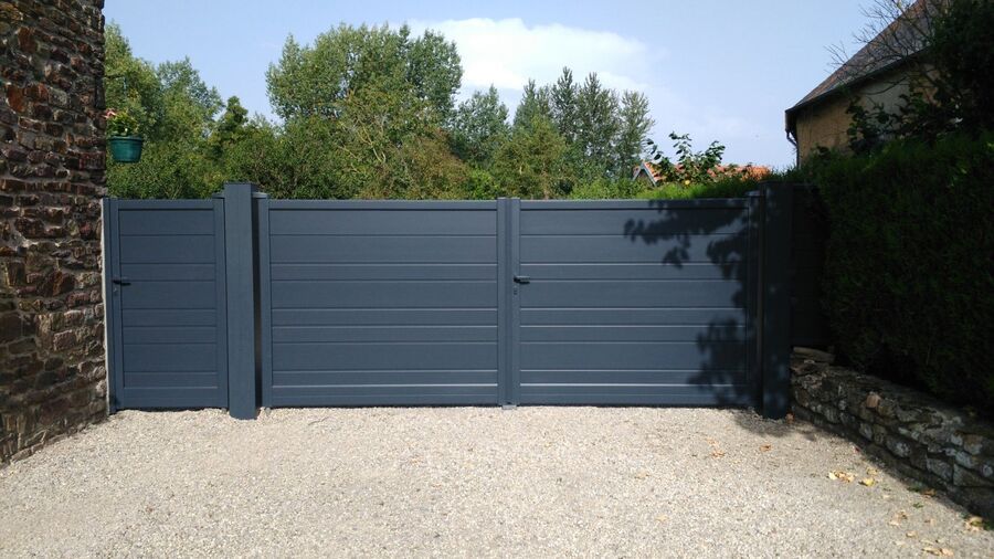 Portail battant en aluminium