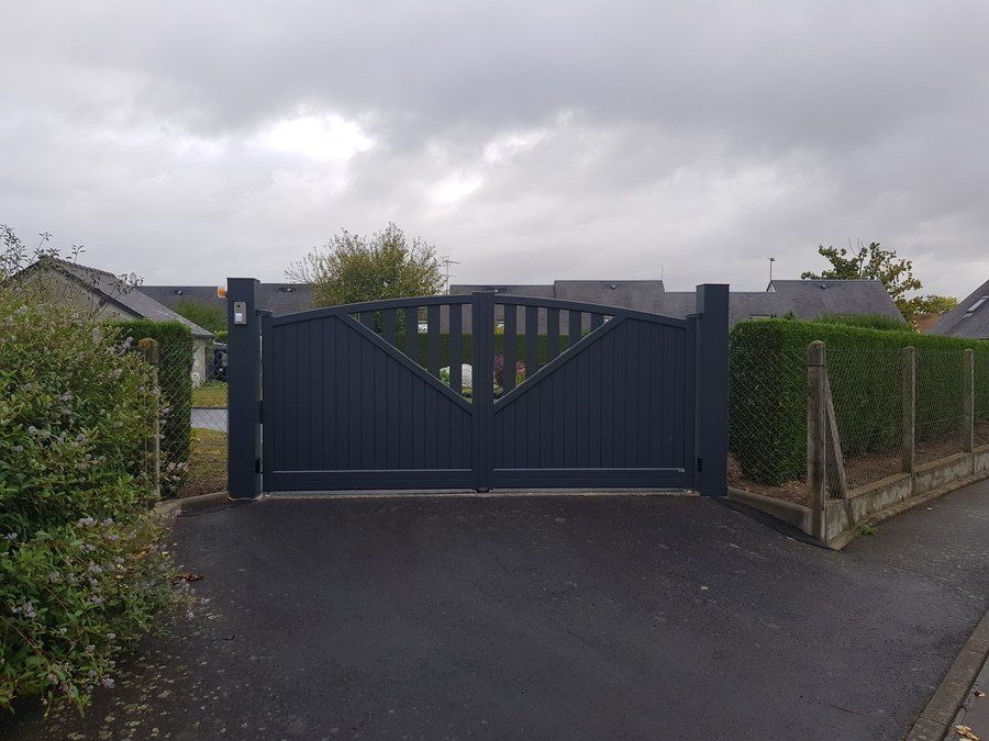 Portail en aluminium gris