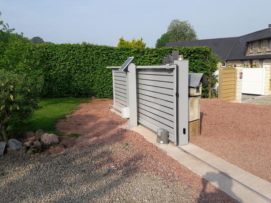 Portail coulissant gris clair