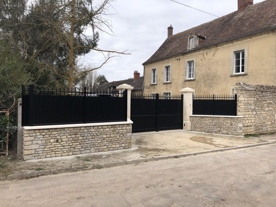 Portail et clôture noirs en aluminium