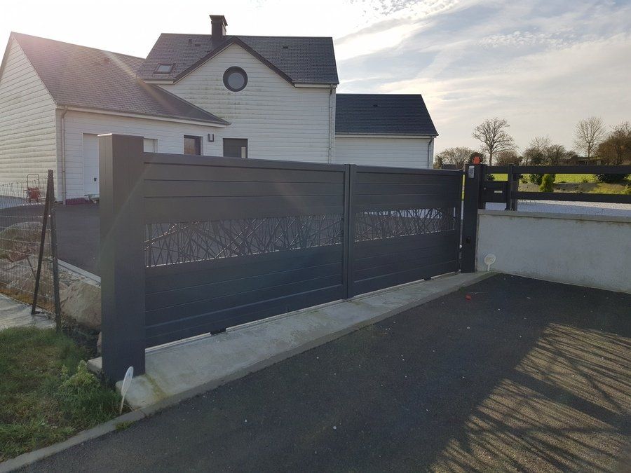 Portail coulissant gris motorisé