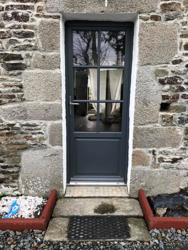 Porte d'entrée en bois bleu-gris