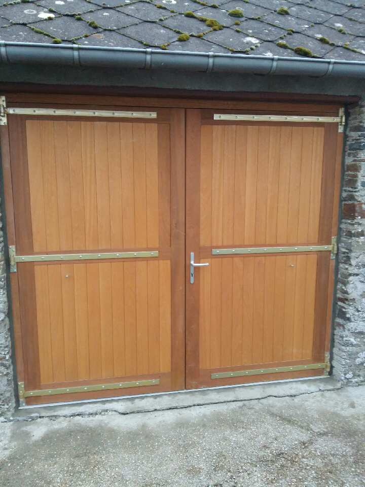 Porte de garage battante en bois fermée