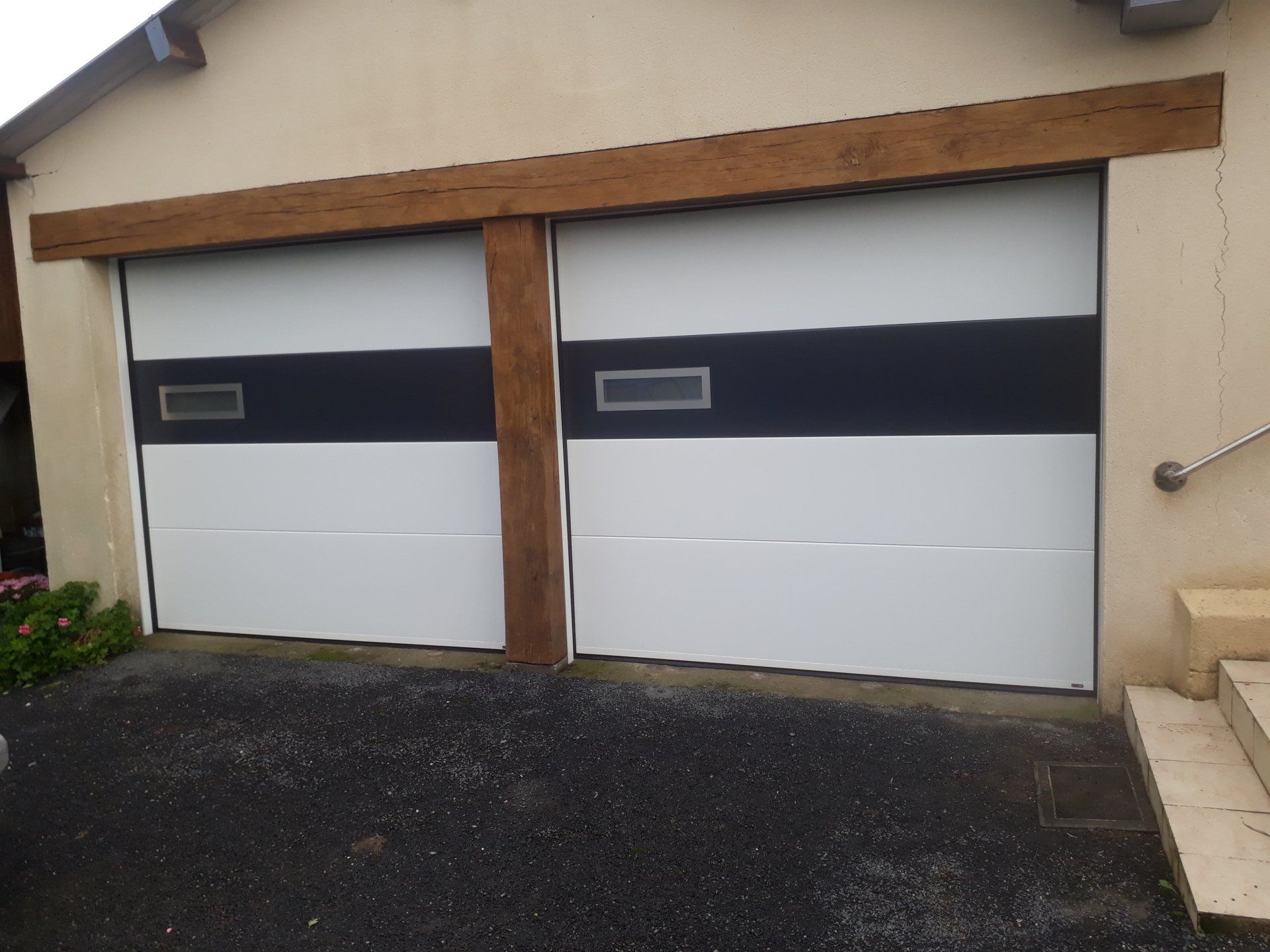Deux portes de garage sectionnelles blanches et grises