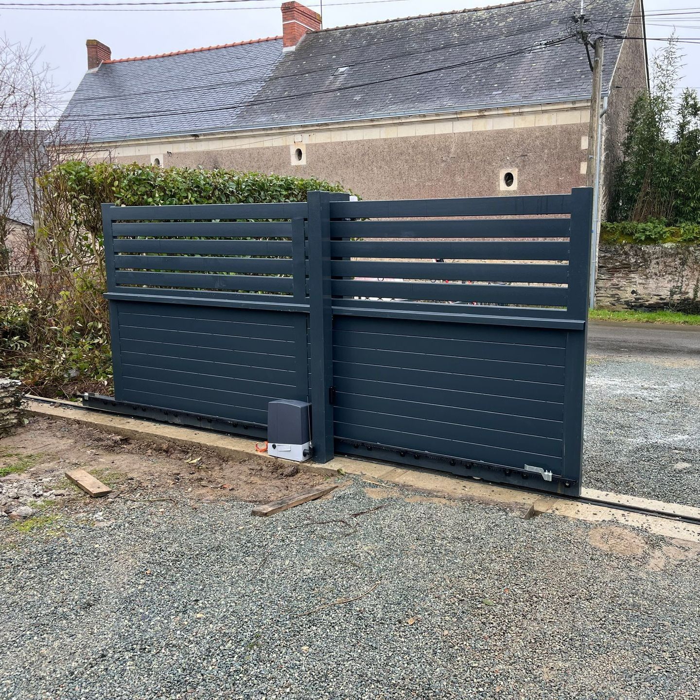Portail en PVC motorisé