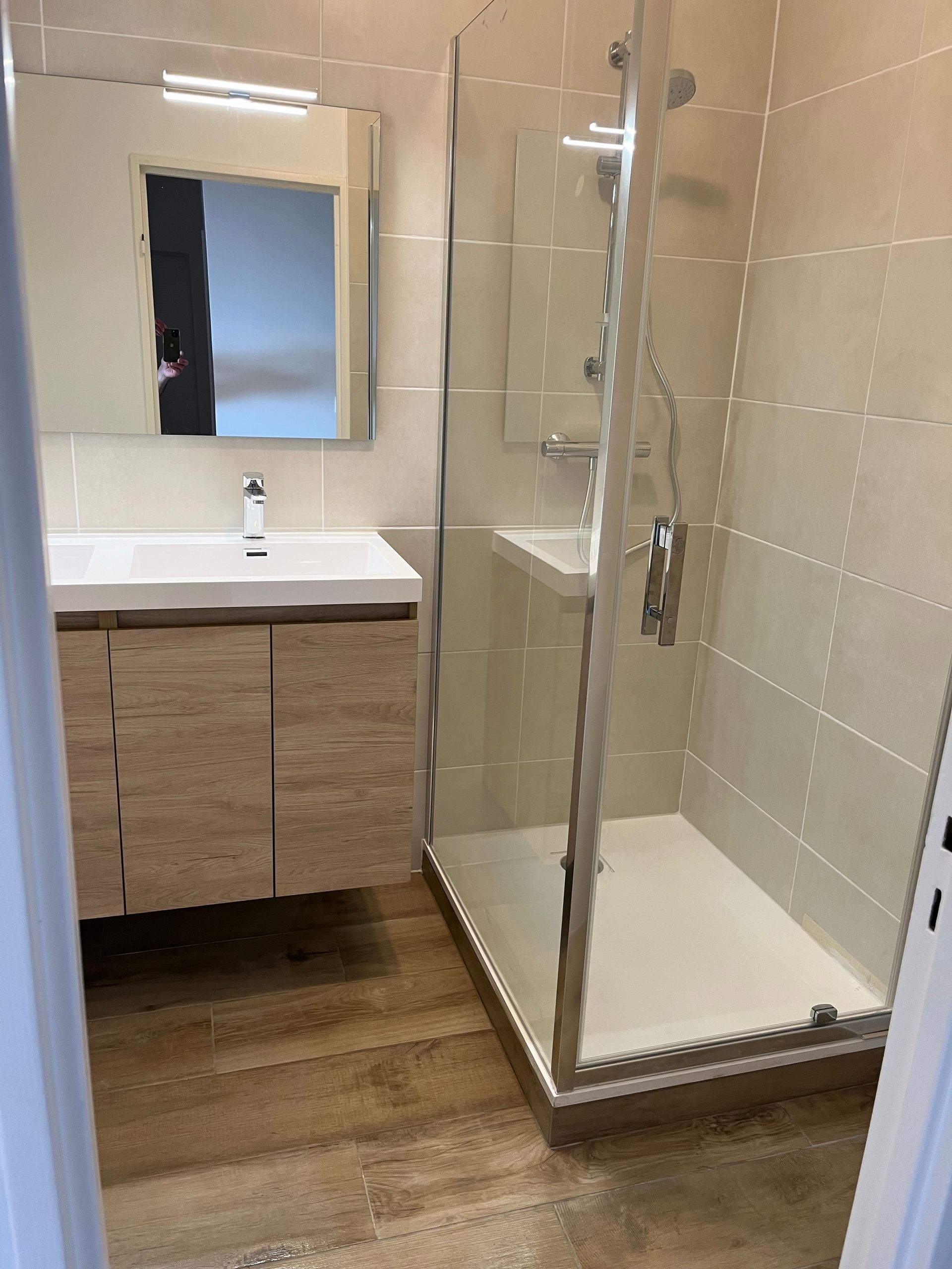 Salle de bains avec évier et cabine de douche