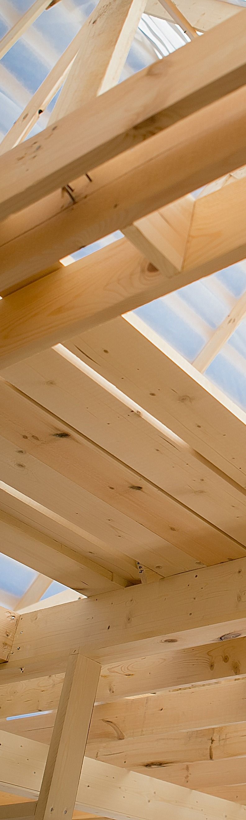 Poutres en bois formant la charpente d'un bâtiment.