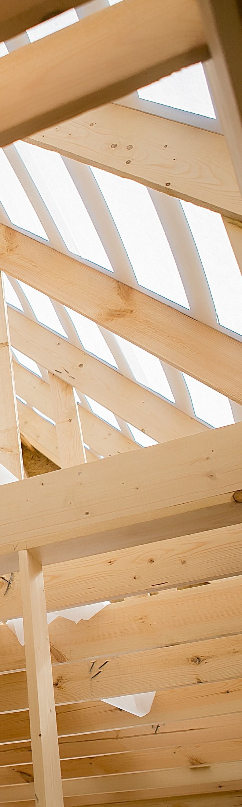 Chevrons et poutres en bois sur un chantier de construction.