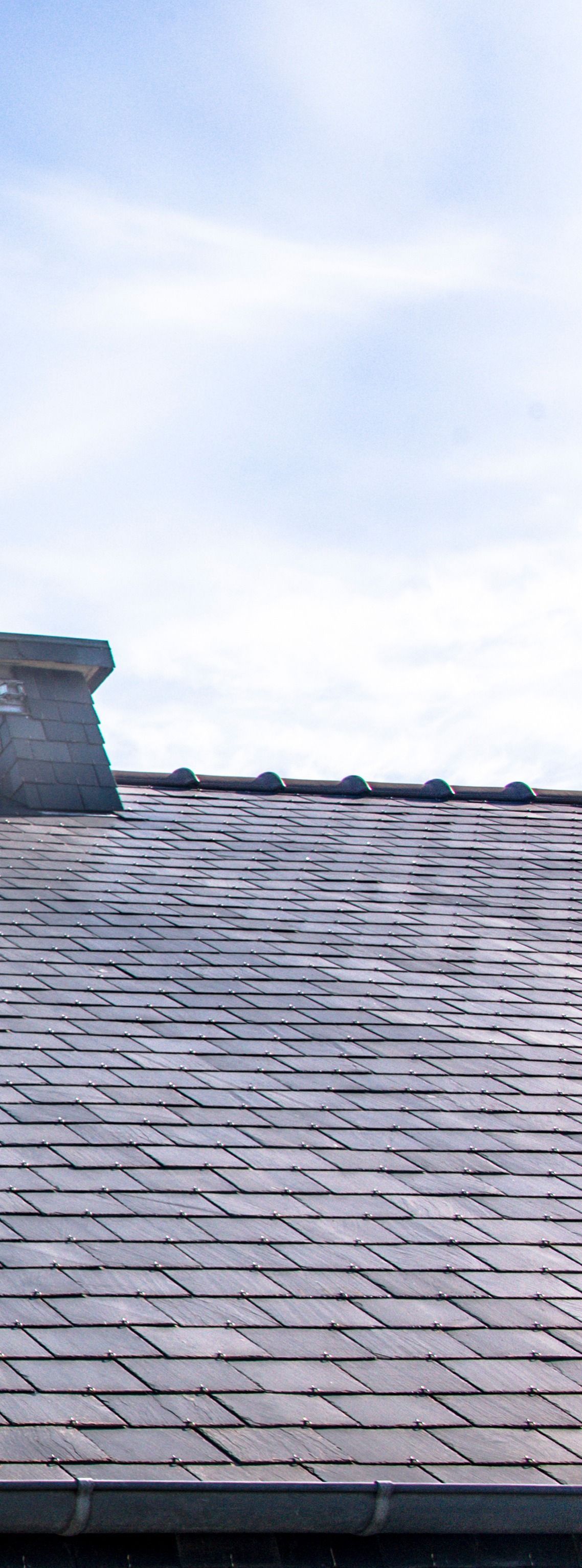 Toit d'un bâtiment en ardoises.