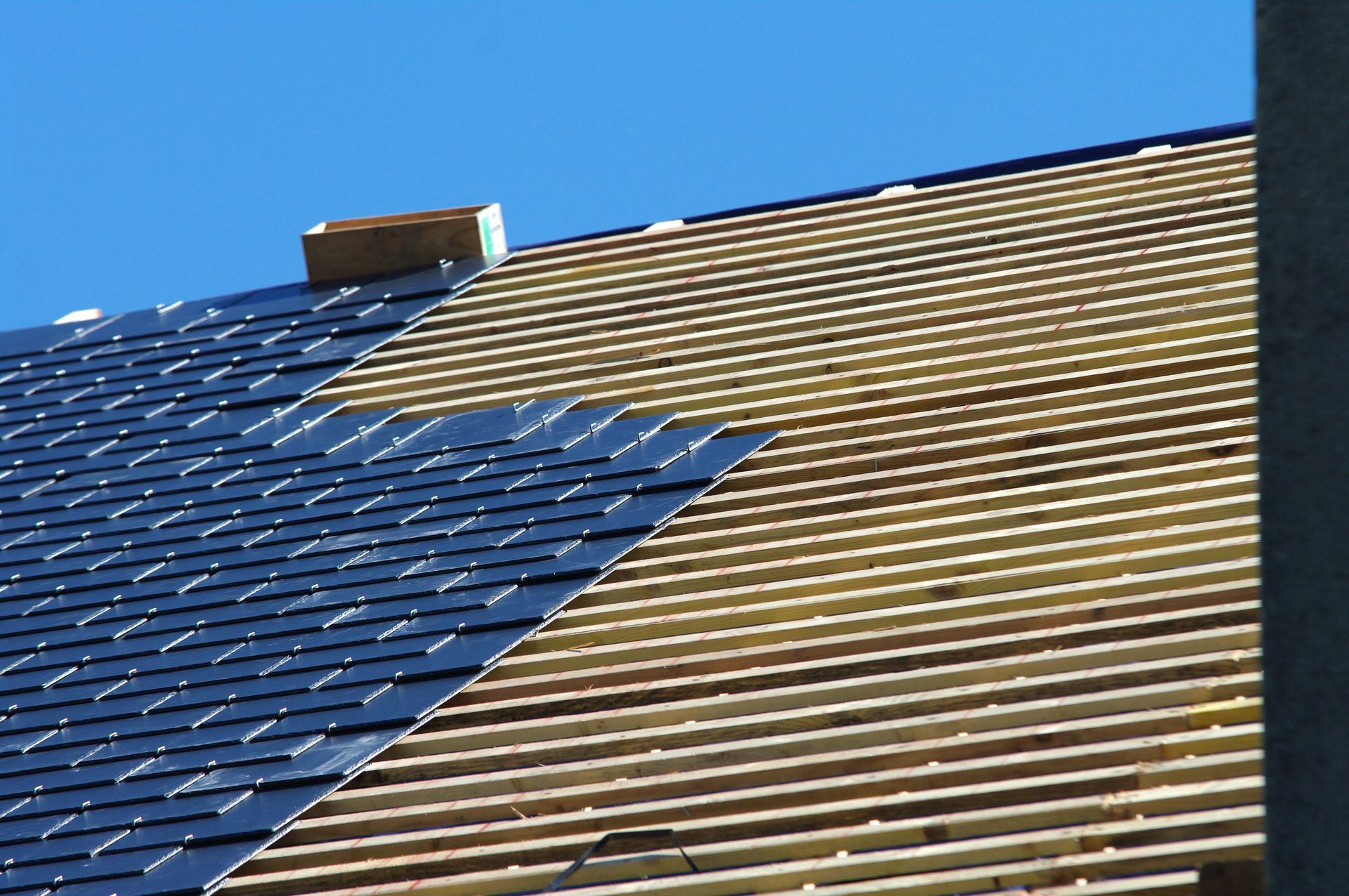 Toit partiellement recouvert d'ardoises.