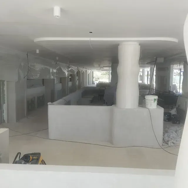 Una habitación grande con muchas paredes y columnas blancas.