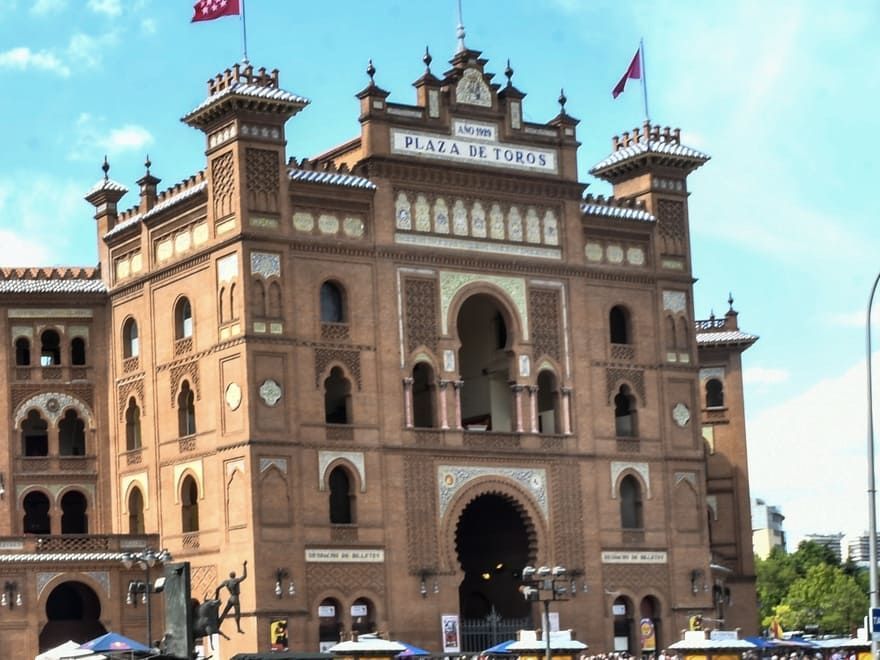 Un gran edificio con la palabra plaza en él.