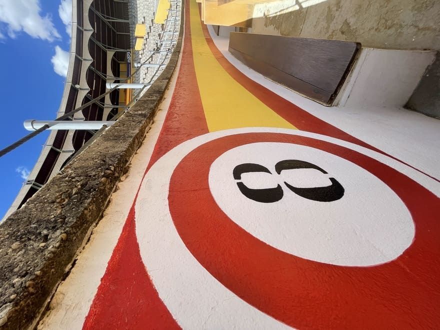 El número 3 está pintado en el costado de un edificio