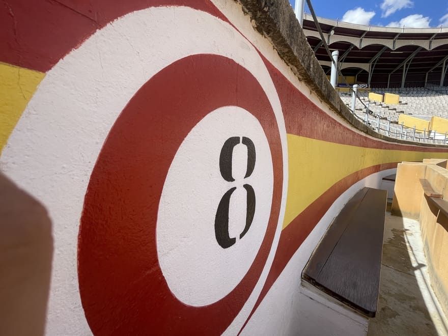 El número 8 está pintado en el costado de un edificio.