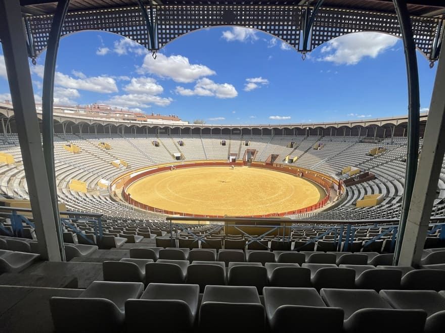 Una vista de un estadio vacío desde las gradas.