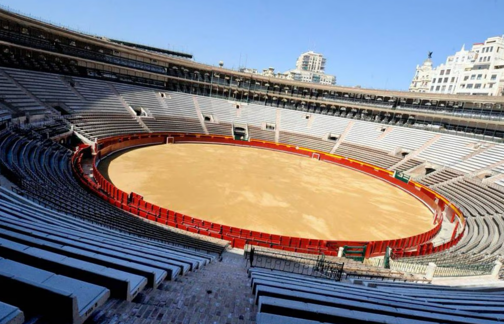Un estadio vacío con un círculo en el medio.