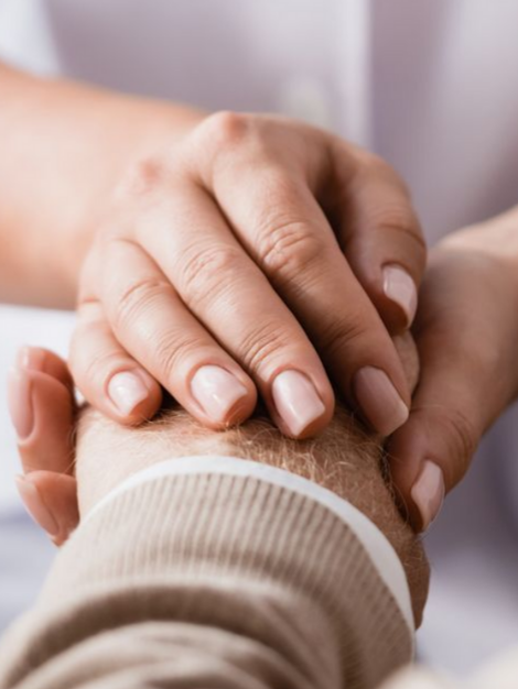 Les mains jointes pour réconforter la patiente.
