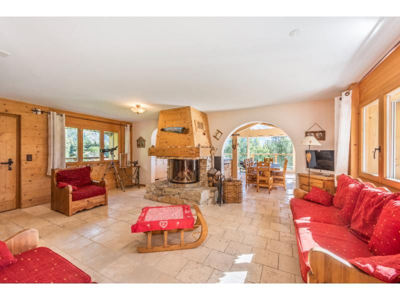 Un salon rempli de meubles et d'une cheminée.