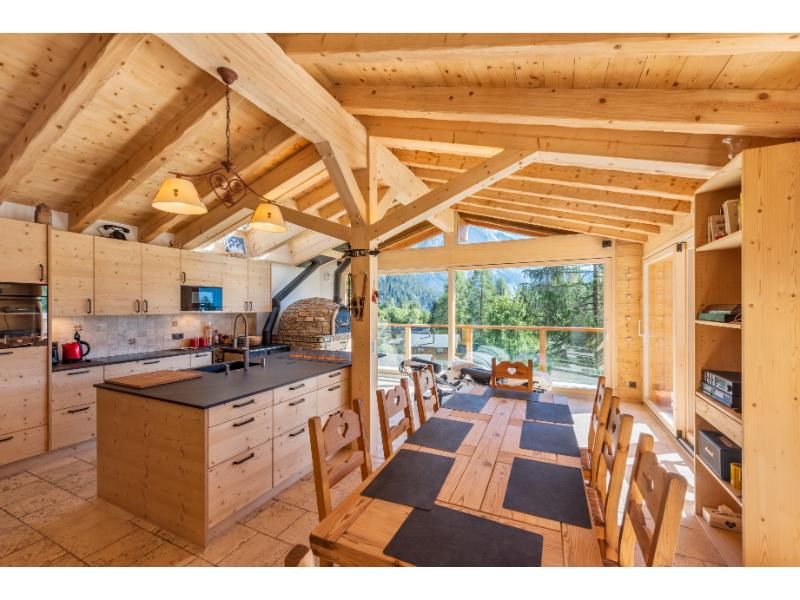 Une cuisine avec une grande table en bois et des chaises