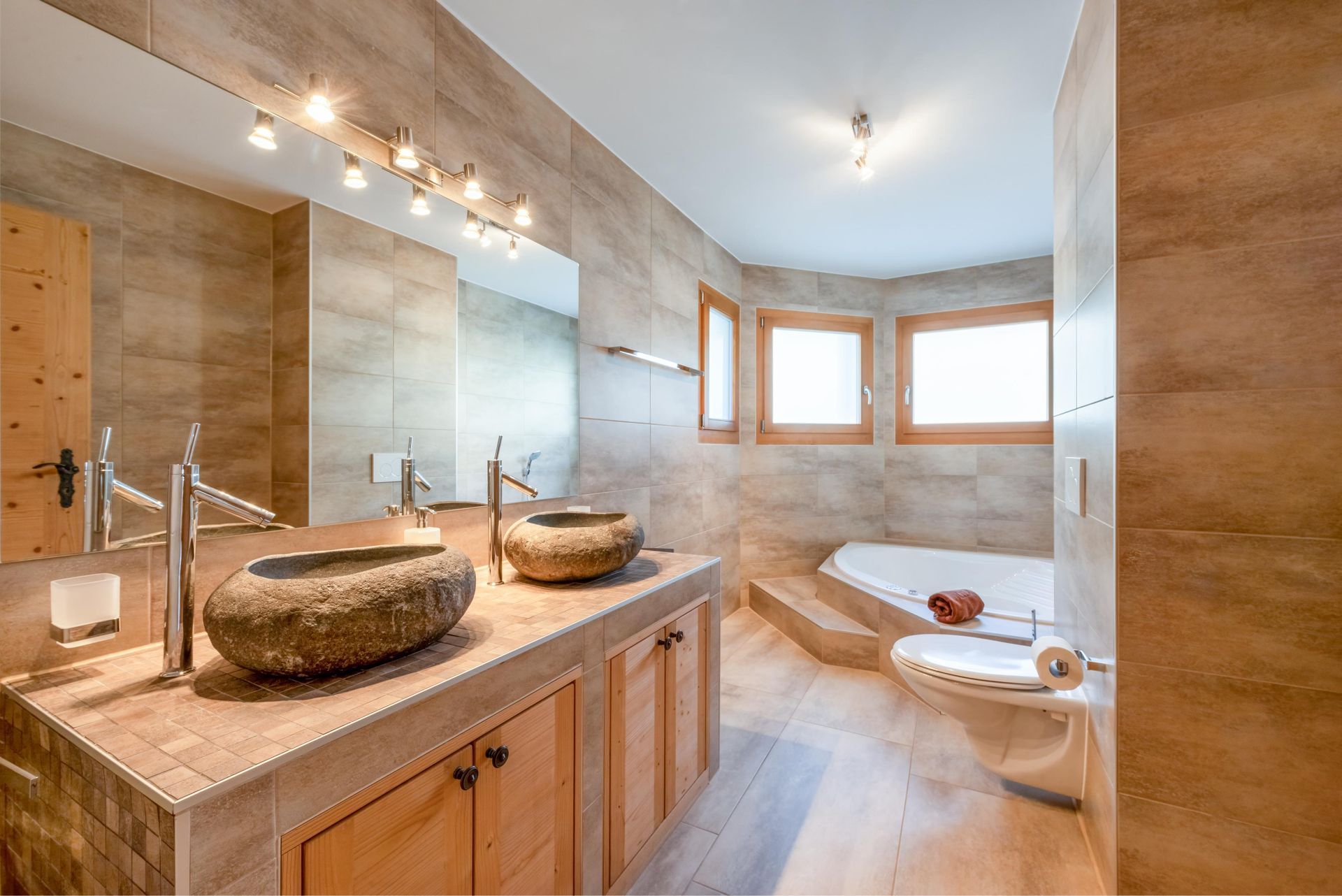 Une salle de bain avec deux lavabos, un WC et une baignoire.