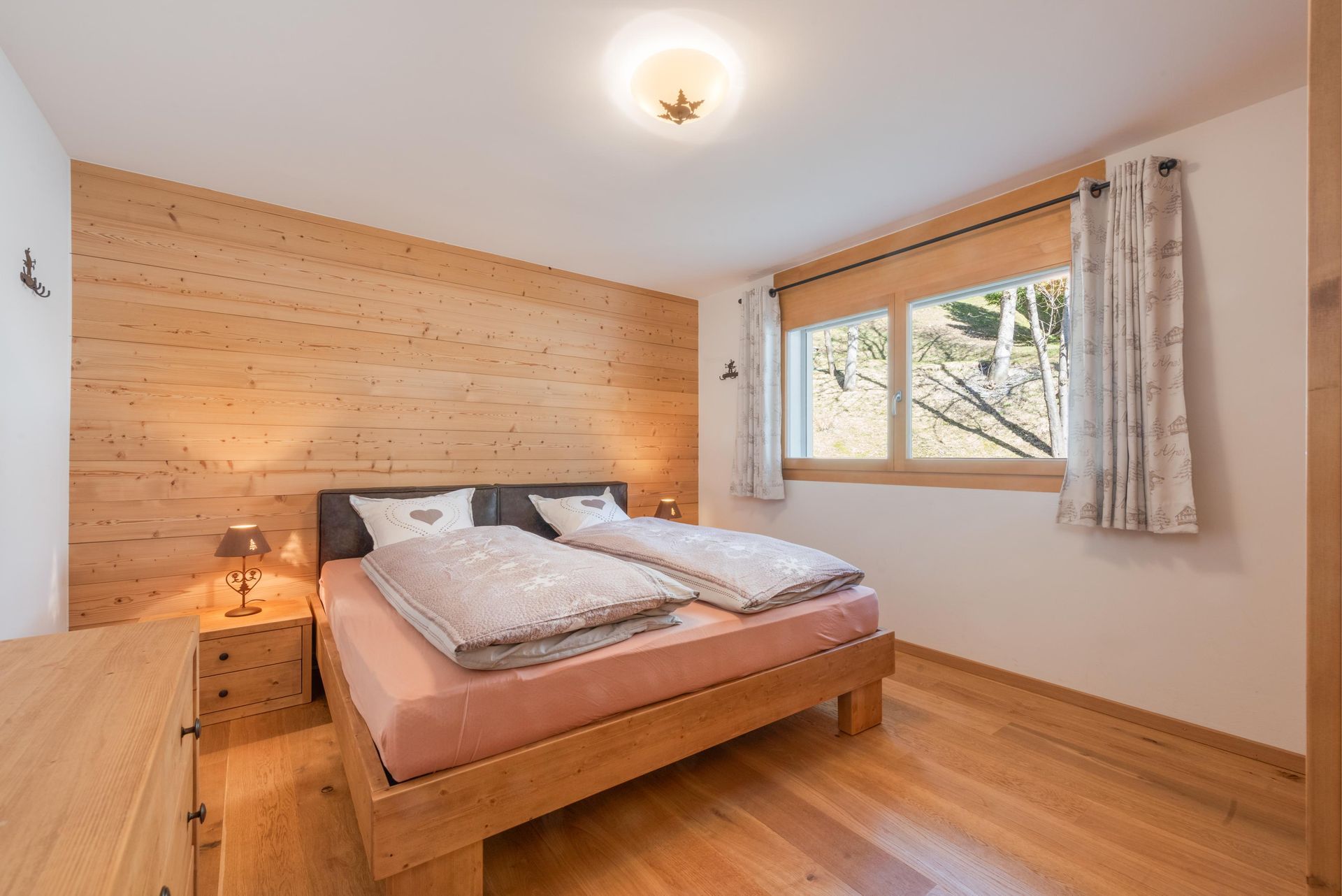 Il y a un grand lit au milieu de la pièce.